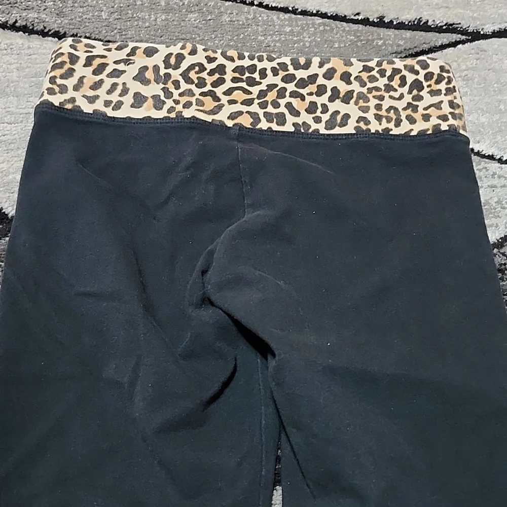 VINTAGE VS PINK CROP YOGA 2014 BLACK LEOPARD-PRINT SILVER-SHINE LOGO LEGGINGS